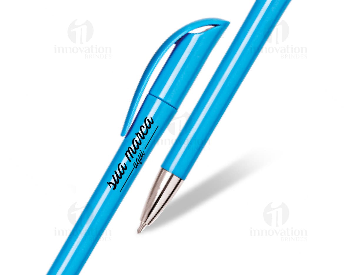 Caneta esferográfica simples de plástico na cor azul com tampa e clipe prateados. Caneta esferográfica simples de plástico na cor azul com tampa e clipe prateados.