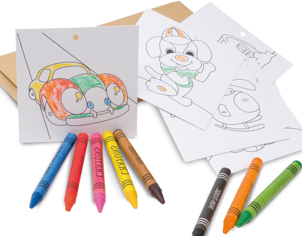 Kit para pintar contendo pincéis, tintas e paleta de cores em fundo branco. Kit para pintar contendo pincéis, tintas e paleta de cores em fundo branco.