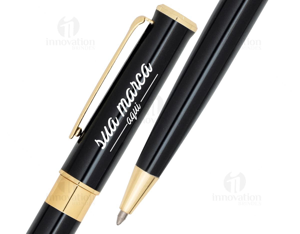 Caneta esferográfica simples de plástico na cor azul com tampa e clipe prateados. Caneta esferográfica simples de plástico na cor azul com tampa e clipe prateados.