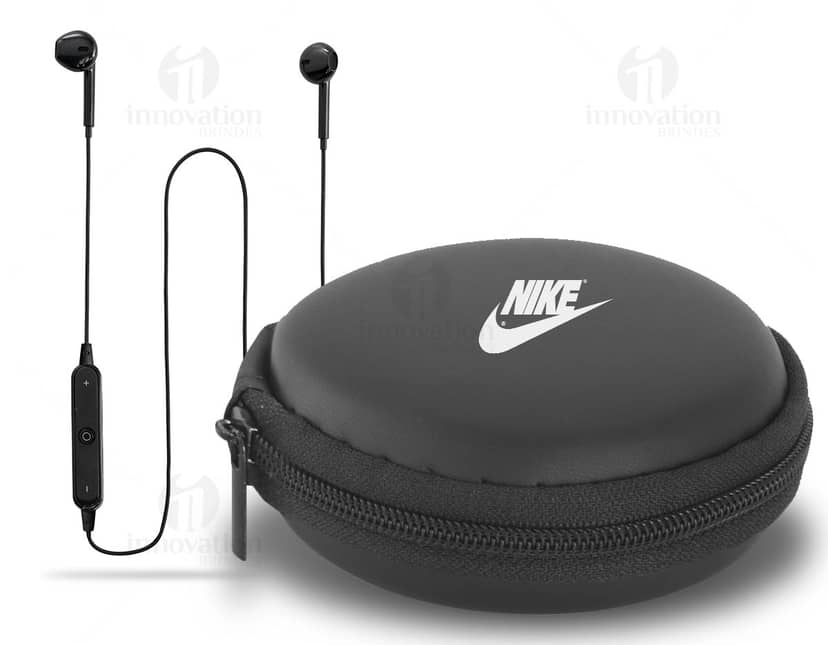 Fone retrátil de 80cm armazenado em uma bolsa non-woven.