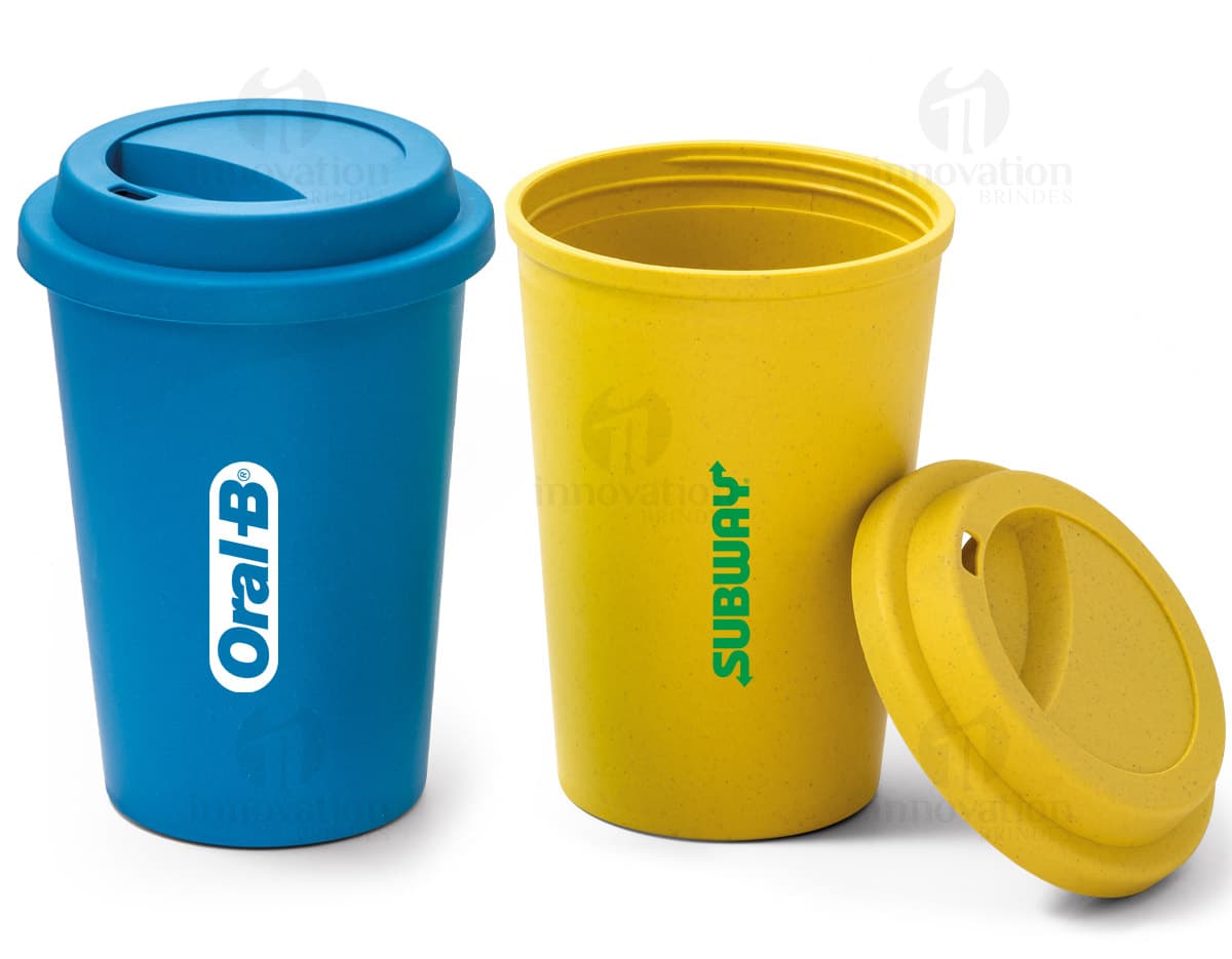Copo para viagem de 450ml, com tampa e canudo, na cor azul. Copo para viagem de 450ml, com tampa e canudo, na cor azul.
