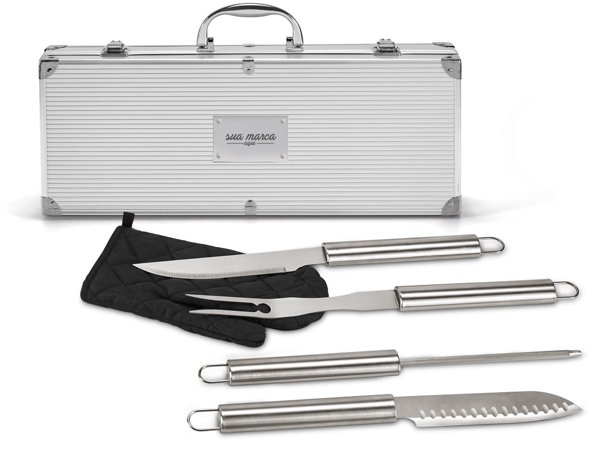 Kit Churrasco em Aço Inox com Luva, contendo diversos utensílios como faca, garfo, pegador e espetos de churrasco, todos feitos em aço inox de alta qualidade. Acompanha uma luva térmica para proteção das mãos durante o preparo dos alimentos. Kit Churrasco em Aço Inox com Luva, contendo diversos utensílios como faca, garfo, pegador e espetos de churrasco, todos feitos em aço inox de alta qualidade. Acompanha uma luva térmica para proteção das mãos durante o preparo dos alimentos.