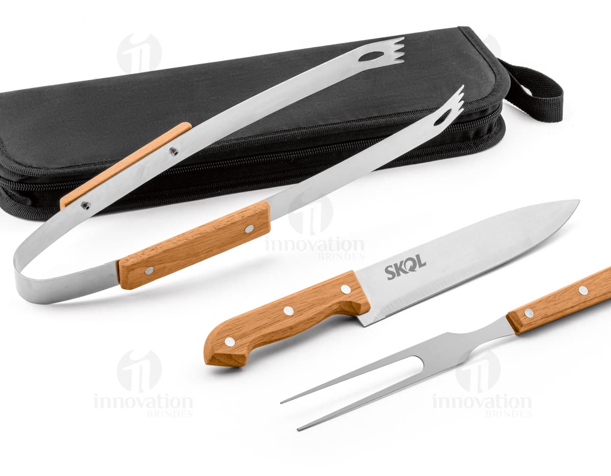 Kit churrasco em inox contendo 3 peças: uma faca, um garfo e uma espátula. Kit churrasco em inox contendo 3 peças: uma faca, um garfo e uma espátula.