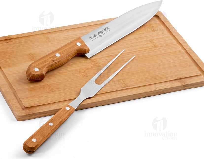 Kit churrasco composto por 2 peças, sendo uma espátula e um garfo, feitos de inox e bambu.