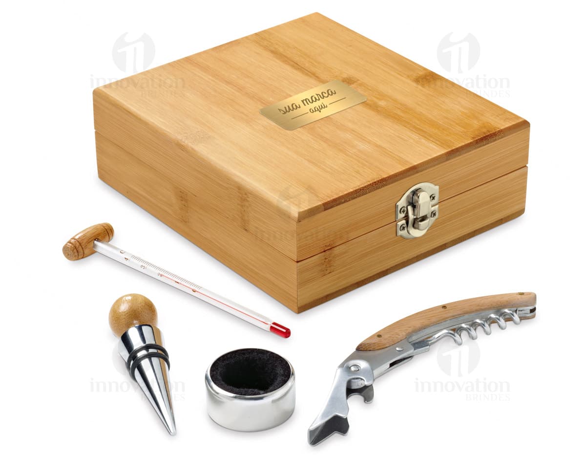 Kit de vinho em bambu e zinco contendo 4 peças: saca-rolhas, anel corta-gotas, tampa e corta cápsulas. Kit de vinho em bambu e zinco contendo 4 peças: saca-rolhas, anel corta-gotas, tampa e corta cápsulas.