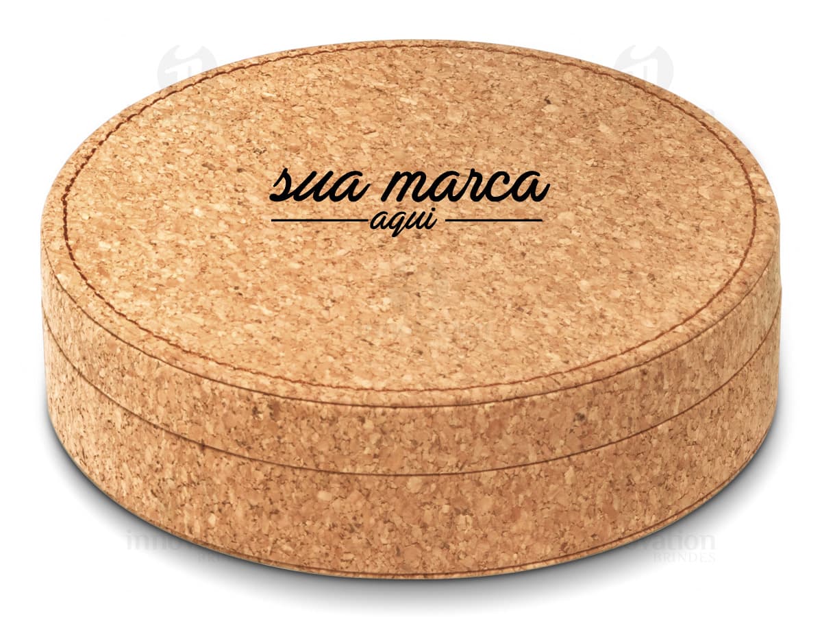 Kit com 6 porta copos em formato quadrado, feitos de material resistente e com estampas coloridas de motivos florais. Kit com 6 porta copos em formato quadrado, feitos de material resistente e com estampas coloridas de motivos florais.