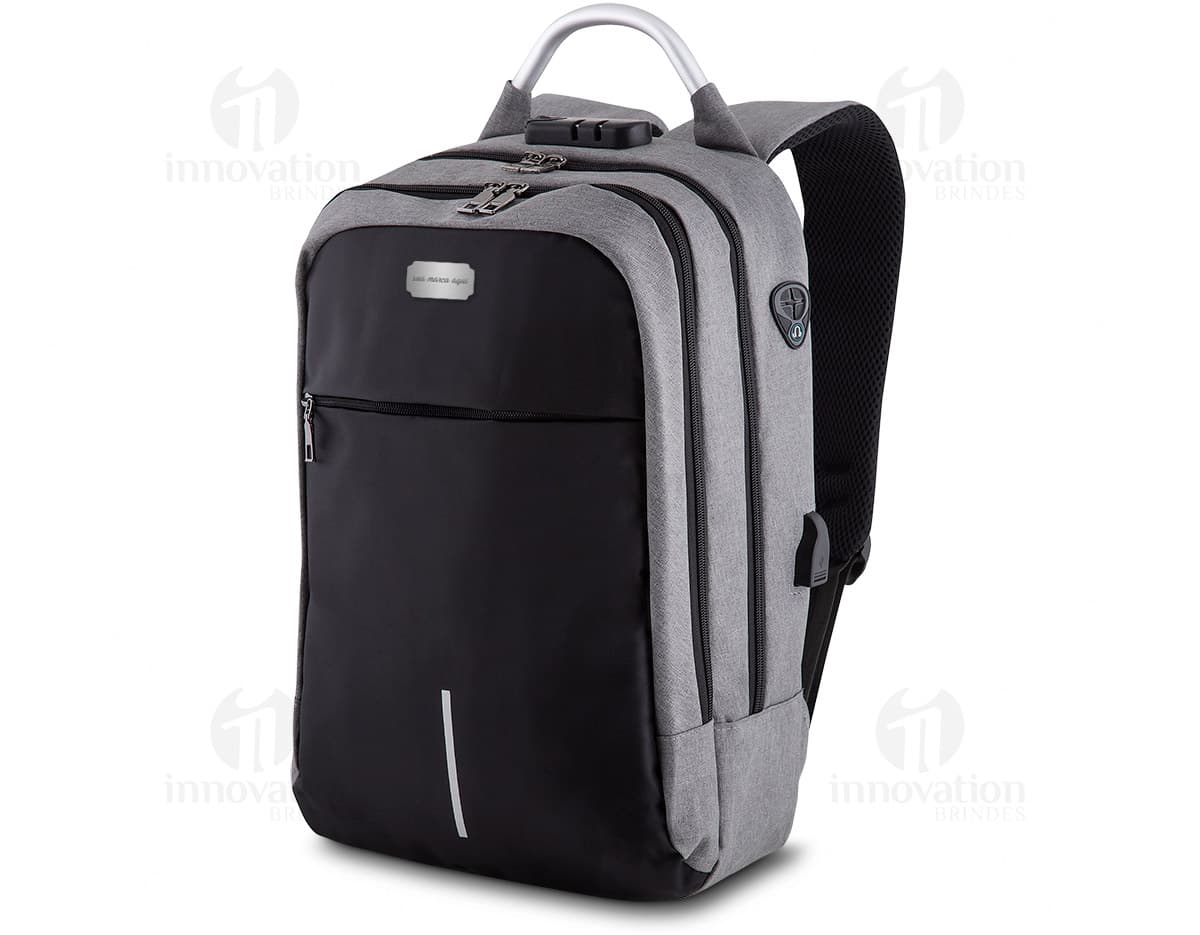 Kit com 6 porta copos em formato quadrado e estampas coloridas de frutas: morango, limão, laranja, uva, kiwi e abacaxi. Cada porta copo possui uma borda de silicone para evitar escorregões. Kit com 6 porta copos em formato quadrado e estampas coloridas de frutas: morango, limão, laranja, uva, kiwi e abacaxi. Cada porta copo possui uma borda de silicone para evitar escorregões.