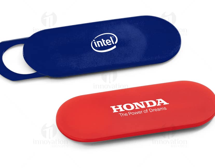 Protetor para webcam transparente, no formato de adesivo, aderido em um notebook cinza.