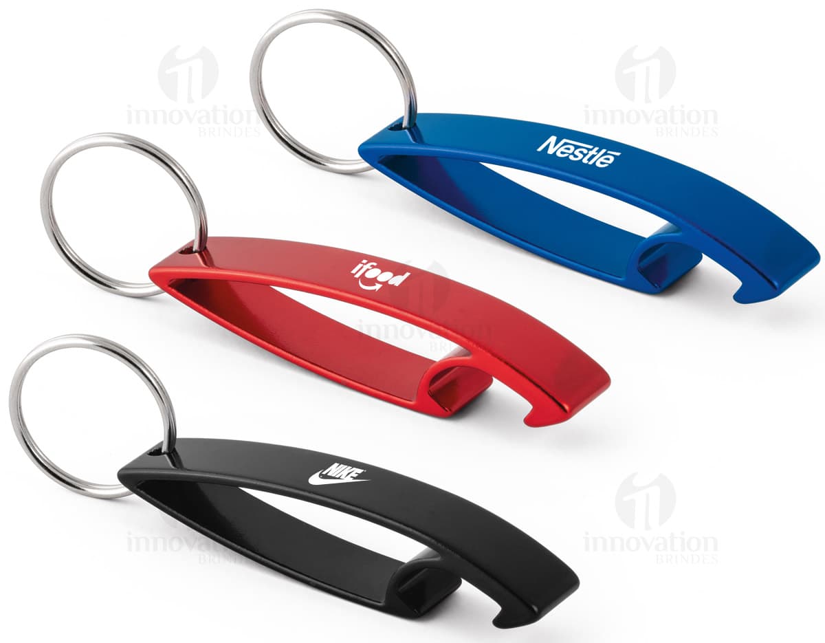 Chaveiro abridor de metal prateado em forma de ponte, com equipamentos de escritório e tecnologia ao redor, como tesoura, computador, mouse, óculos de sol e cabo. O objeto possui uma ferramenta de corte e um dispositivo de aço conectado a um acessório de trabalho moderno. O design é refletido em 3D, com símbolos de negócios e indústria, em um ambiente de escritório com utensílios e ferramentas de cozinha em destaque, como faca, garfo e panela amarela. Chaveiro abridor de metal prateado em forma de ponte, com equipamentos de escritório e tecnologia ao redor, como tesoura, computador, mouse, óculos de sol e cabo. O objeto possui uma ferramenta de corte e um dispositivo de aço conectado a um acessório de trabalho moderno. O design é refletido em 3D, com símbolos de negócios e indústria, em um ambiente de escritório com utensílios e ferramentas de cozinha em destaque, como faca, garfo e panela amarela.