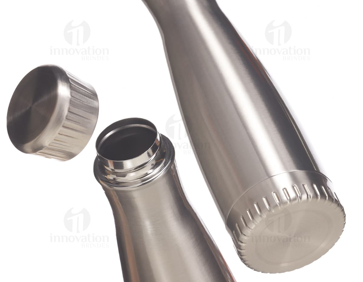 Kit com 6 porta copos para proteger a superfície de móveis de manchas e marcas de copos e copos. Os porta copos possuem design moderno e estão dispostos em uma caixa de presente. Kit com 6 porta copos para proteger a superfície de móveis de manchas e marcas de copos e copos. Os porta copos possuem design moderno e estão dispostos em uma caixa de presente.