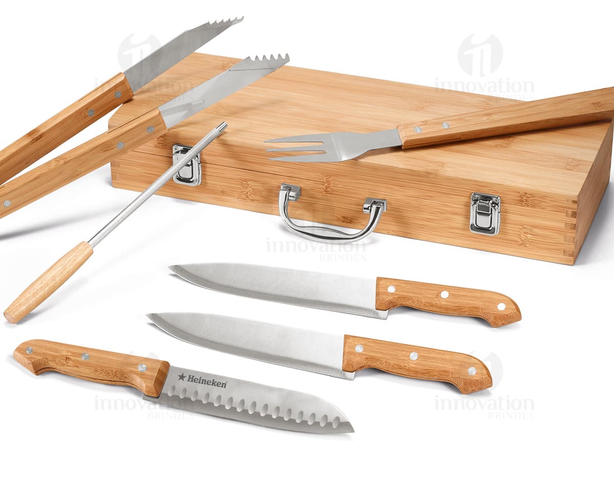 Kit com 6 porta copos em formato quadrado, feitos de bambu. Cada porta copo possui um design diferente, com estampas coloridas de plantas e flores. Kit com 6 porta copos em formato quadrado, feitos de bambu. Cada porta copo possui um design diferente, com estampas coloridas de plantas e flores.