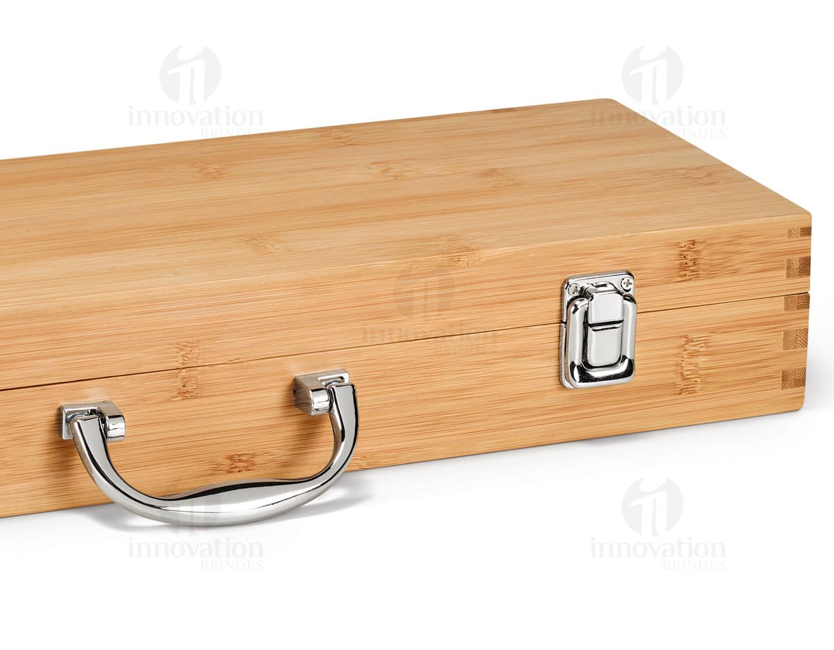 Kit churrasco composto por 6 peças feitas de inox e bambu. Kit churrasco composto por 6 peças feitas de inox e bambu.