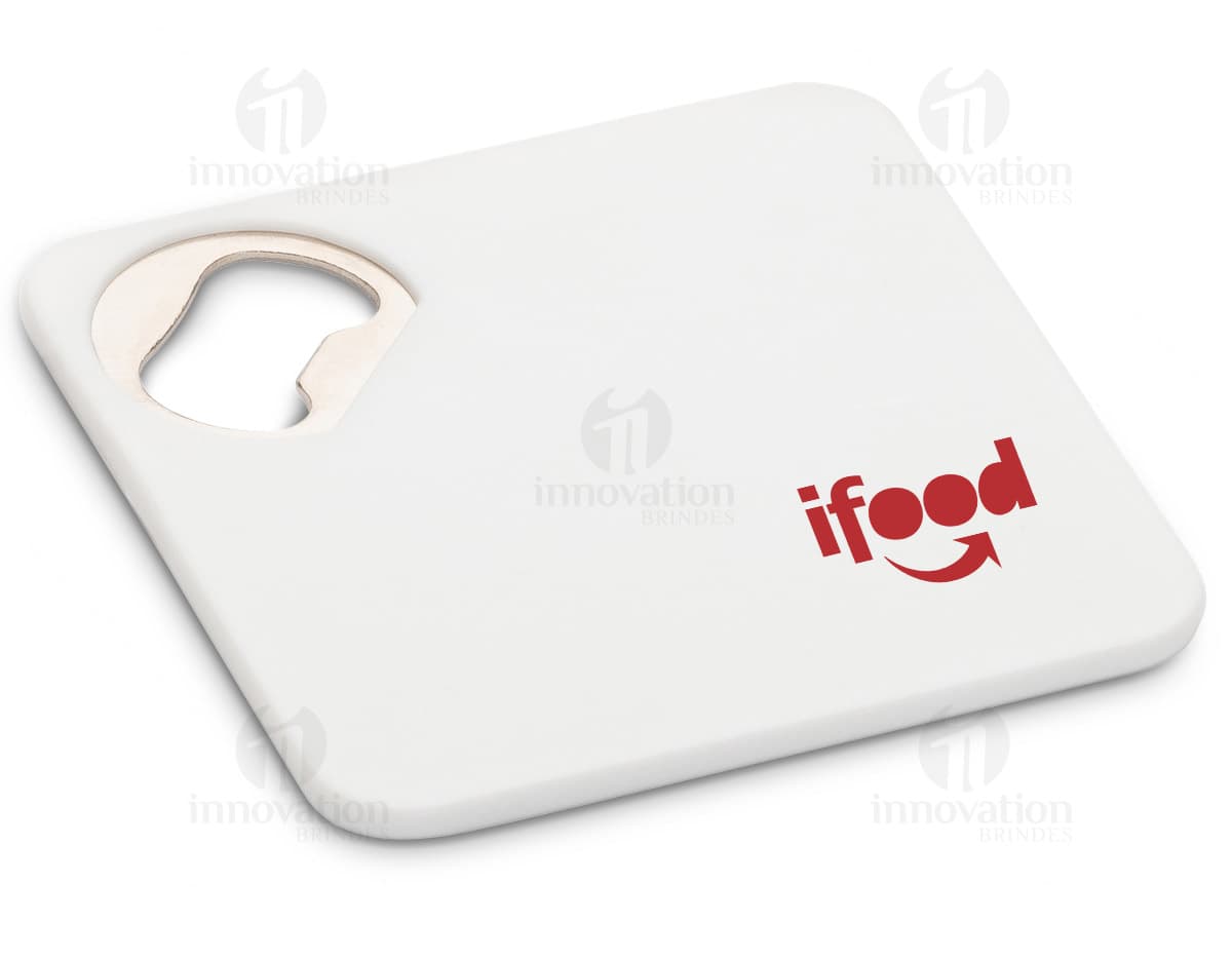 Porta copos decorativos em formato de frutas, incluindo limão, laranja e melancia em fundo branco. Porta copos decorativos em formato de frutas, incluindo limão, laranja e melancia em fundo branco.