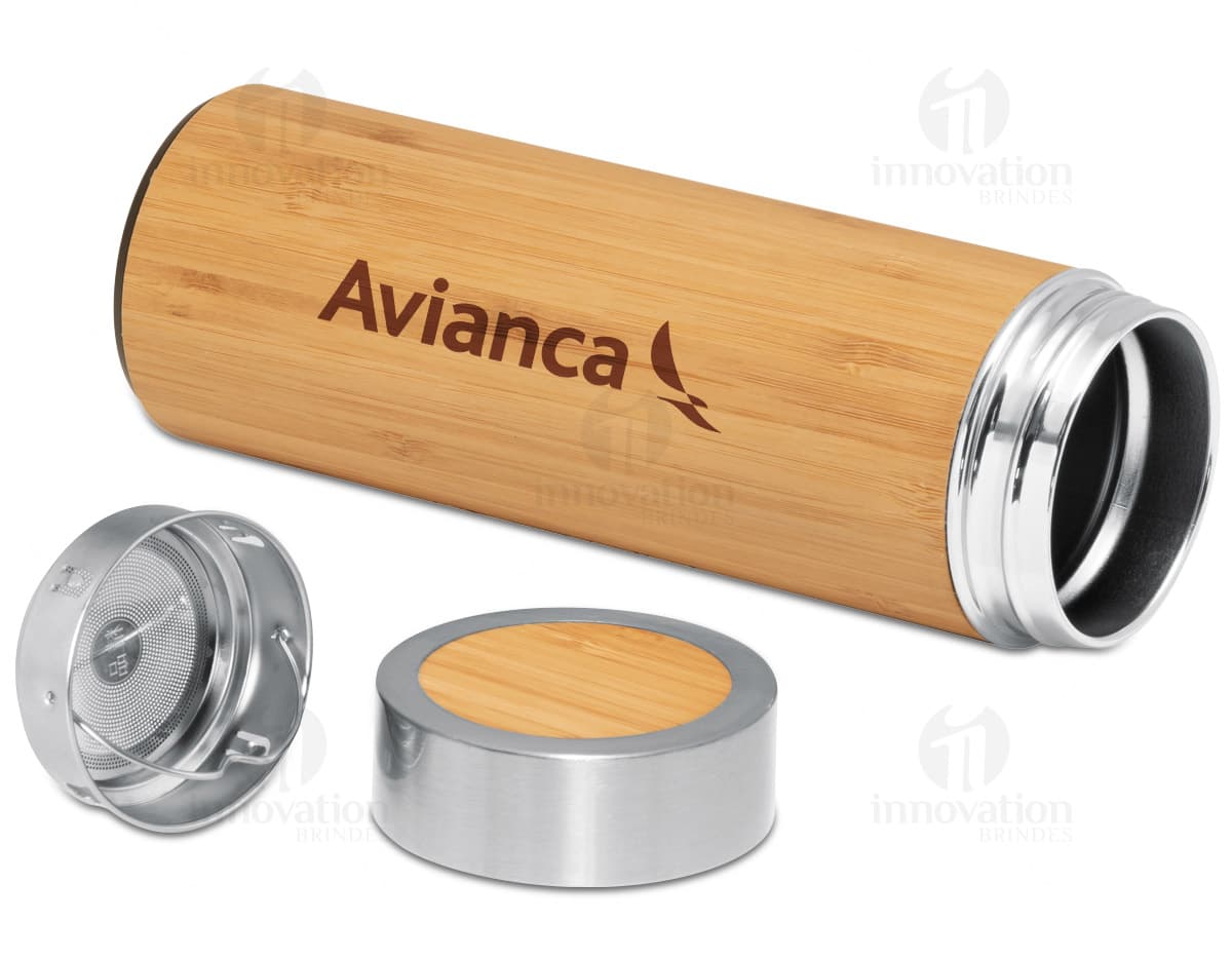 Garrafa de aço inoxidável de 500ml vazia, com design clean, contendo líquido transparente. O recipiente possui tampa e rótulo, podendo ser utilizado para armazenar bebidas como água refrescante. Ideal para uso pessoal, seja em casa, no trabalho ou na academia. Garrafa de aço inoxidável de 500ml vazia, com design clean, contendo líquido transparente. O recipiente possui tampa e rótulo, podendo ser utilizado para armazenar bebidas como água refrescante. Ideal para uso pessoal, seja em casa, no trabalho ou na academia.