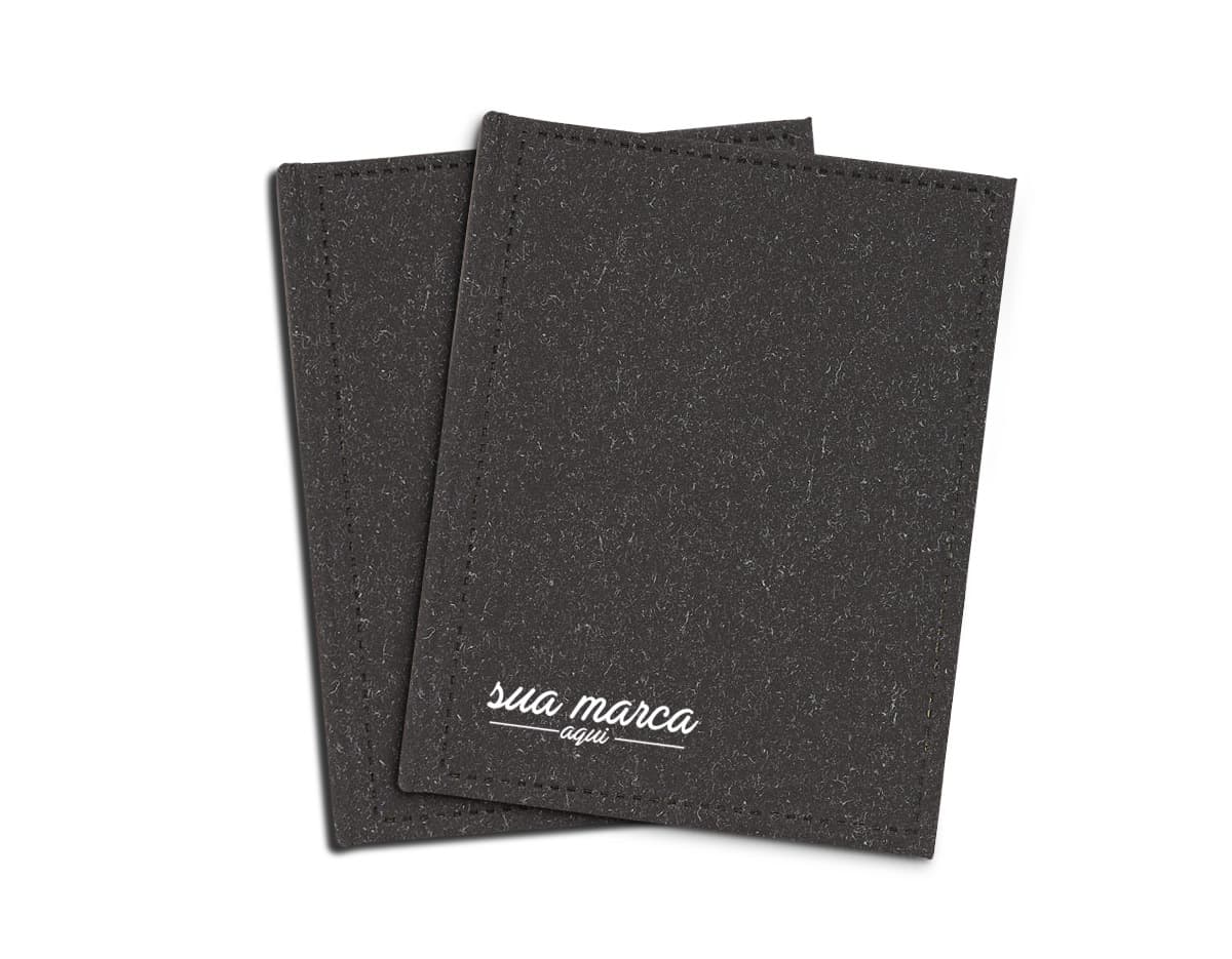 Kit com 6 porta copos em formato quadrado, feitos de madeira e com estampa de flores coloridas em fundo branco. Kit com 6 porta copos em formato quadrado, feitos de madeira e com estampa de flores coloridas em fundo branco.