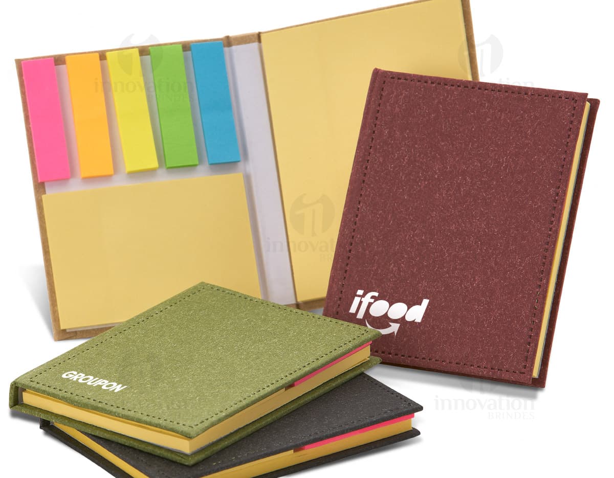 Kit com 6 porta copos em formato quadrado, feitos de madeira e com estampa de flores coloridas em fundo branco. Kit com 6 porta copos em formato quadrado, feitos de madeira e com estampa de flores coloridas em fundo branco.