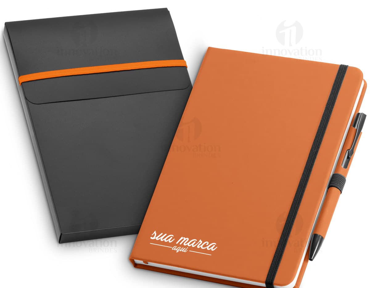 Kit com 6 porta copos em formato quadrado, feitos de silicone nas cores azul, verde, vermelho, amarelo, roxo e laranja. Os porta copos possuem acabamento antiderrapante e são empilháveis para facilitar o armazenamento. Kit com 6 porta copos em formato quadrado, feitos de silicone nas cores azul, verde, vermelho, amarelo, roxo e laranja. Os porta copos possuem acabamento antiderrapante e são empilháveis para facilitar o armazenamento.