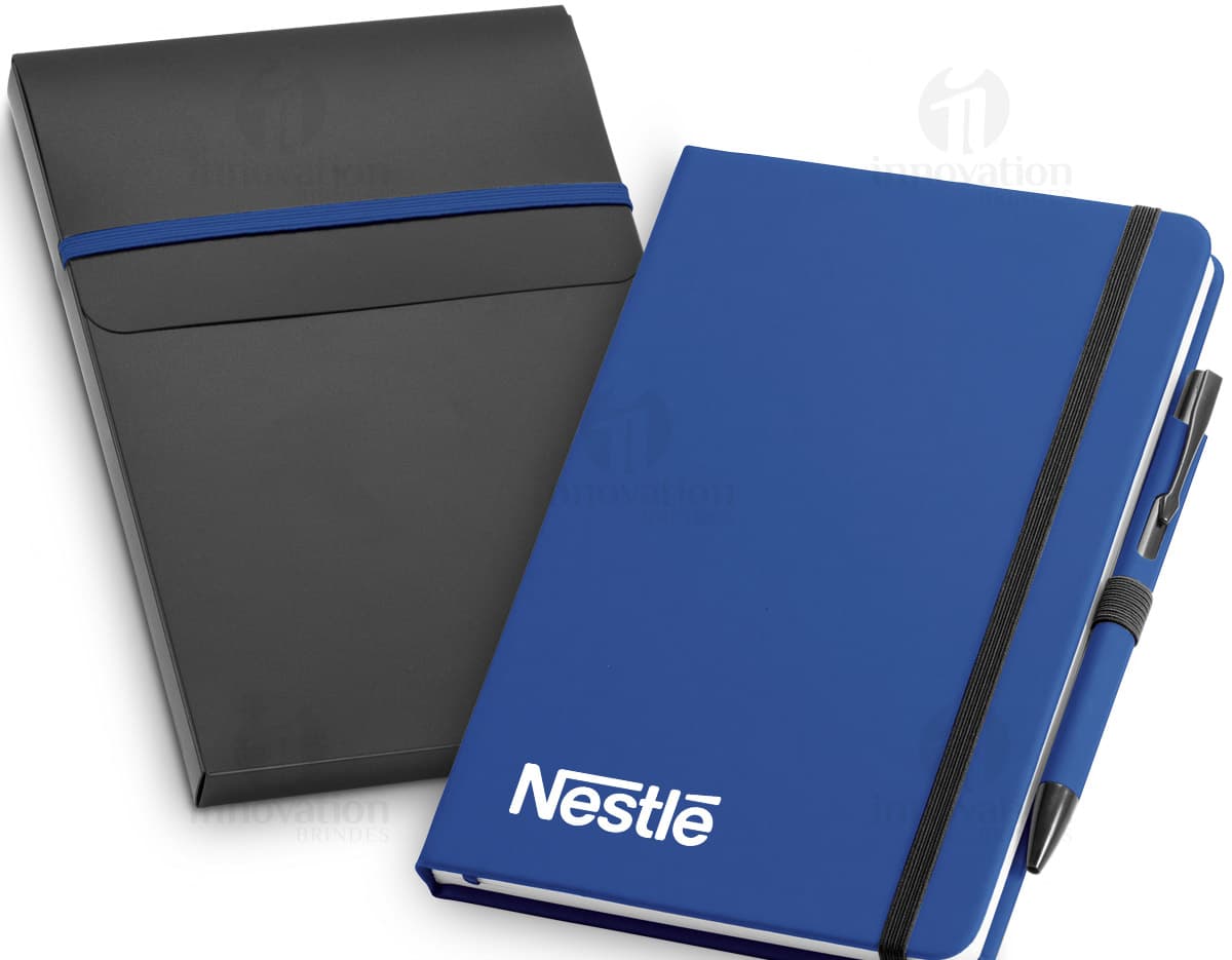 Bloco de anotações kraft com régua e sticky notes em destaque. Bloco de anotações kraft com régua e sticky notes em destaque.