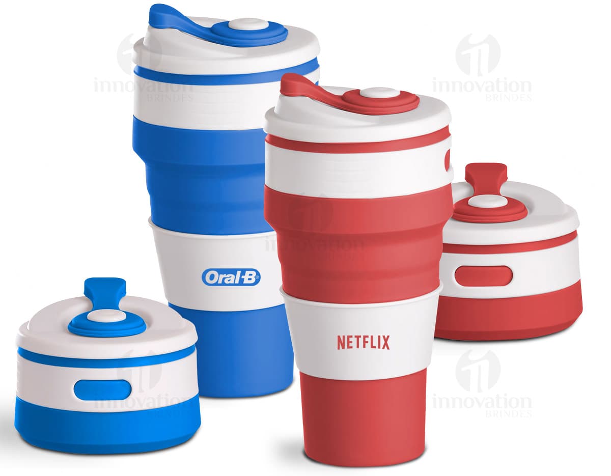 Kit com 6 porta copos sobre fundo branco, cada porta copo possui estampa colorida de frutas variadas. Kit com 6 porta copos sobre fundo branco, cada porta copo possui estampa colorida de frutas variadas.