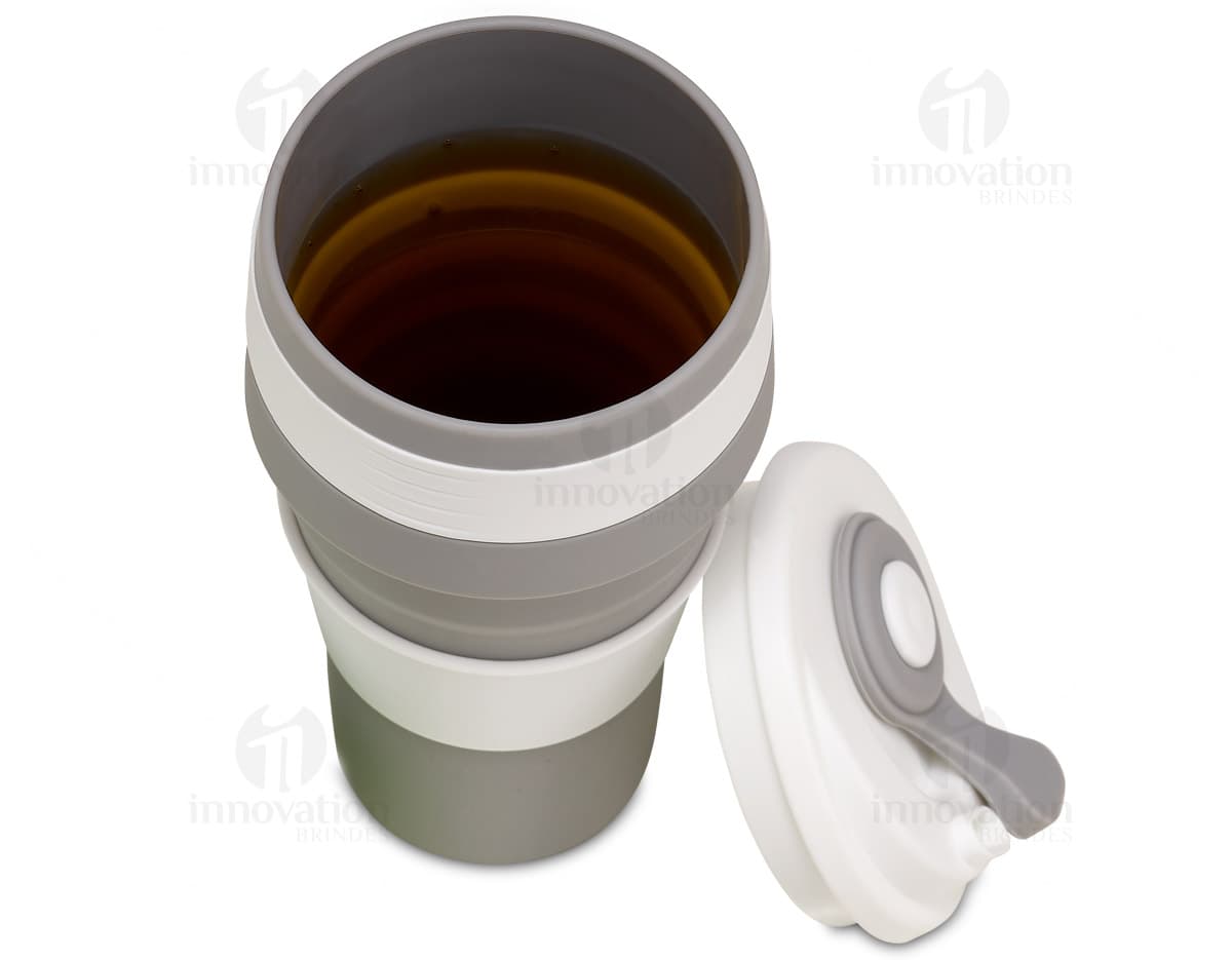 Kit com 6 porta copos sobre fundo branco, cada porta copo possui estampa colorida de frutas variadas. Kit com 6 porta copos sobre fundo branco, cada porta copo possui estampa colorida de frutas variadas.