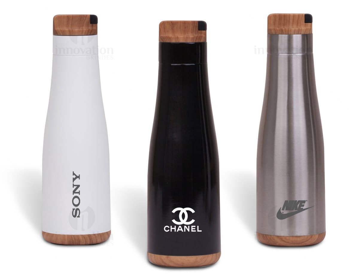 Squeeze em Aço Inox 750ml com alça, vista de perfil, fundo branco. Squeeze em Aço Inox 750ml com alça, vista de perfil, fundo branco.