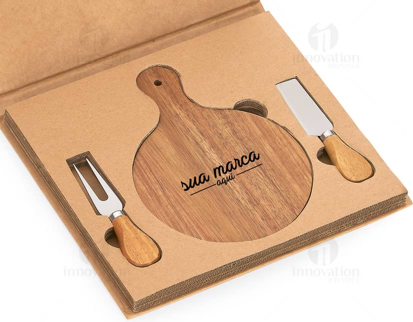 Kit Queijo 3 Peças com Tábua de Madeira em fundo branco.