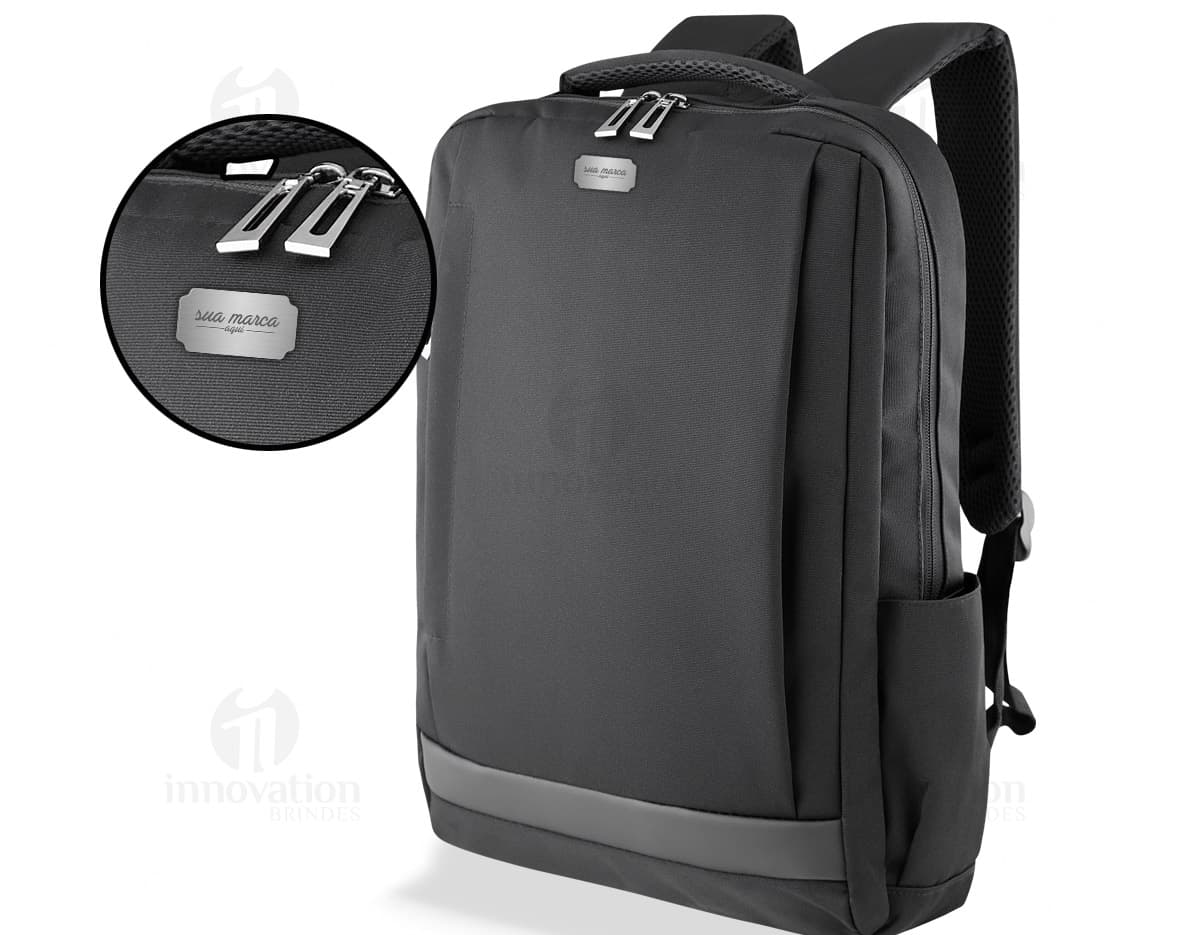 Mochila Notebook 17" em poliéster preto, com design moderno e clássico. Possui alça de mão, alças de ombro ajustáveis, compartimentos com zíper, bolsos para armazenamento, e espaço para laptop. Ideal para viagens de negócios e uso profissional. Mochila Notebook 17" em poliéster preto, com design moderno e clássico. Possui alça de mão, alças de ombro ajustáveis, compartimentos com zíper, bolsos para armazenamento, e espaço para laptop. Ideal para viagens de negócios e uso profissional.