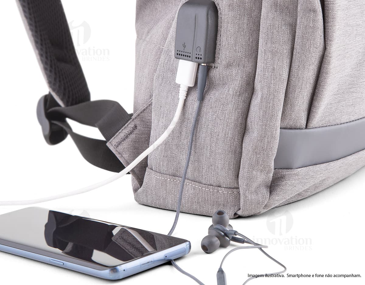 Mochila de poliéster preta para notebook de 17 polegadas, ideal para o ambiente corporativo. Na imagem, um homem executivo está sentado em uma cadeira de escritório, sorrindo enquanto trabalha em seu laptop. Ele veste um terno e segura um telefone. A mochila possui diversos compartimentos para armazenar dispositivos eletrônicos, documentos e outros itens necessários para o trabalho. Ideal para profissionais que buscam praticidade e estilo no ambiente de trabalho. Mochila de poliéster preta para notebook de 17 polegadas, ideal para o ambiente corporativo. Na imagem, um homem executivo está sentado em uma cadeira de escritório, sorrindo enquanto trabalha em seu laptop. Ele veste um terno e segura um telefone. A mochila possui diversos compartimentos para armazenar dispositivos eletrônicos, documentos e outros itens necessários para o trabalho. Ideal para profissionais que buscam praticidade e estilo no ambiente de trabalho.