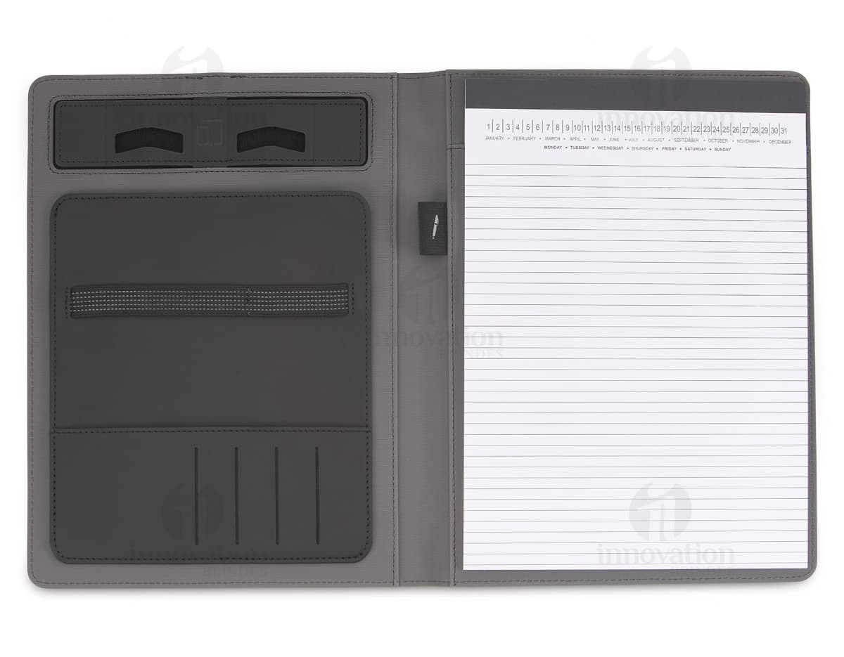 Pasta com carregador para laptop na cor preta, feita de material resistente e com zíper. Pasta com carregador para laptop na cor preta, feita de material resistente e com zíper.