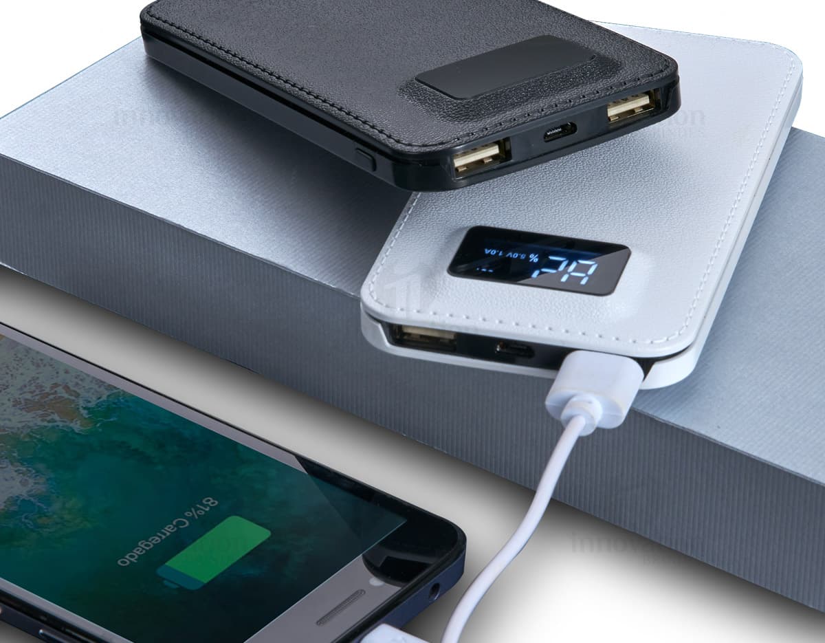 Power Bank 3200mAh na cor preta, compacto e leve, com indicadores de bateria e entrada USB. Power Bank 3200mAh na cor preta, compacto e leve, com indicadores de bateria e entrada USB.