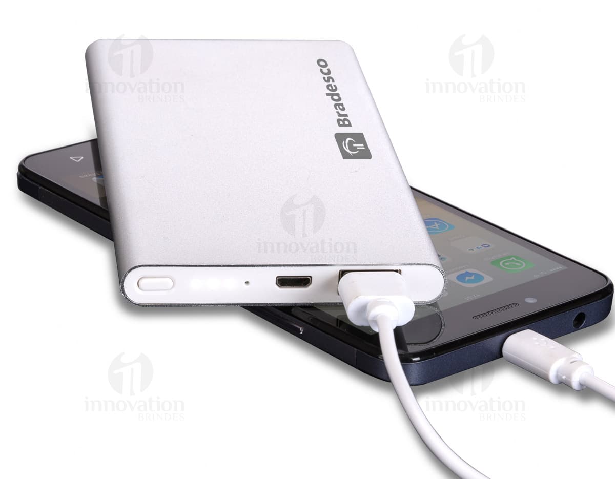 Power bank metal com indicador LED em fundo branco. Power bank metal com indicador LED em fundo branco.