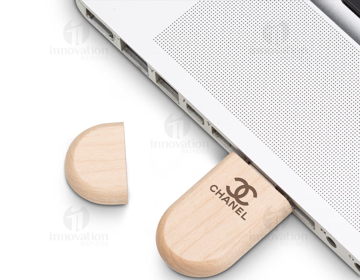 Dongle de plástico tradicional com capacidade de 4GB, em cor preta, com conexão USB. Dongle de plástico tradicional com capacidade de 4GB, em cor preta, com conexão USB.