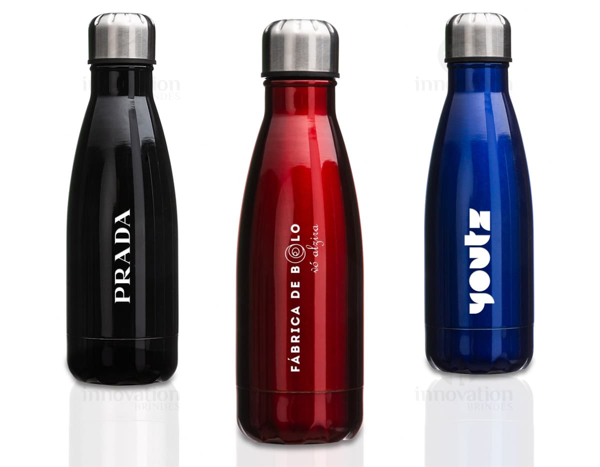Squeeze de inox com capacidade de 550ml, cor prateada. Squeeze de inox com capacidade de 550ml, cor prateada.