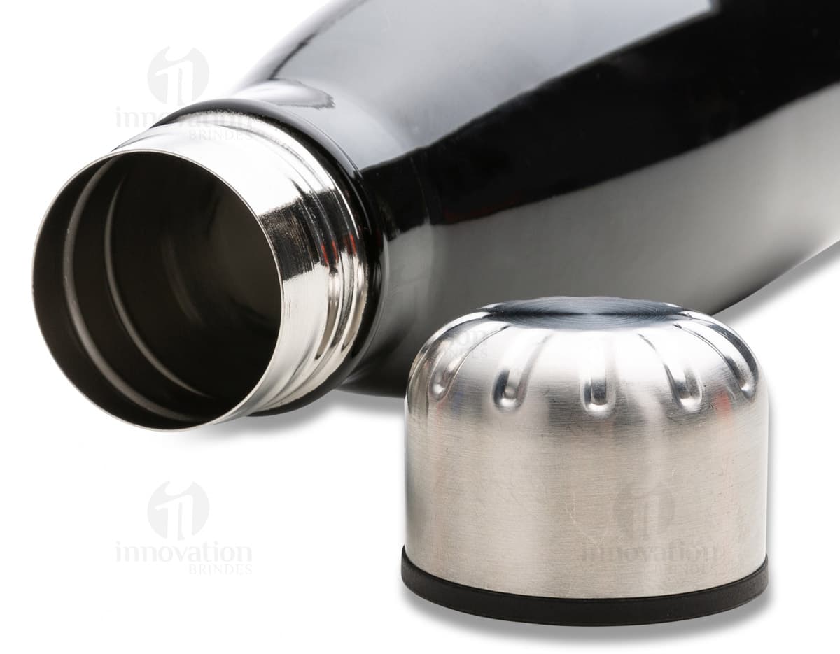 Squeeze de inox com capacidade de 550 ml. Squeeze de inox com capacidade de 550 ml.