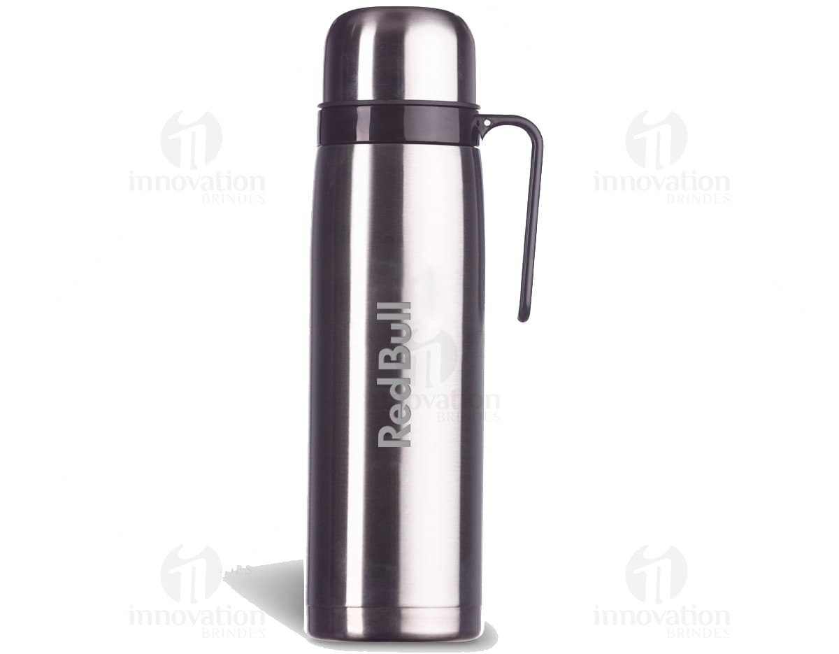 Squeeze 570 ml na cor azul, feito de plástico resistente com tampa rosqueável e bocal retrátil. Squeeze 570 ml na cor azul, feito de plástico resistente com tampa rosqueável e bocal retrátil.