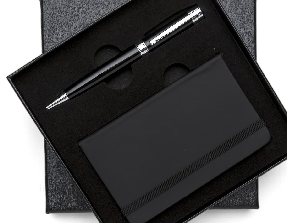 Seis porta copos coloridos empilhados sobre uma superfície branca. Seis porta copos coloridos empilhados sobre uma superfície branca.