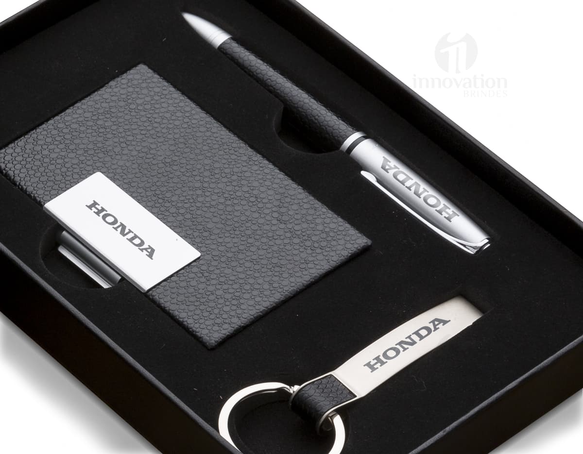 Caneta de metal com touch, item de escrita e ponta sensível ao toque para uso em papel e dispositivos eletrônicos. Cor prateada e design clássico, ideal para escritório, escola ou negócios. Ótima ferramenta para desenho, assinatura e anotações. Caneta de metal com touch, item de escrita e ponta sensível ao toque para uso em papel e dispositivos eletrônicos. Cor prateada e design clássico, ideal para escritório, escola ou negócios. Ótima ferramenta para desenho, assinatura e anotações.