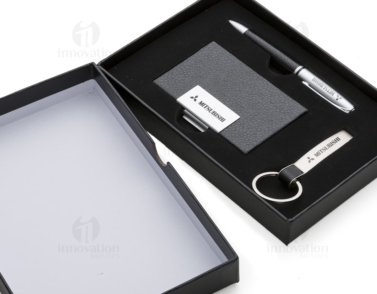 Kit Executivo 3 peças para quem busca praticidade e sofisticação no ambiente de trabalho. Este conjunto acompanha itens indispensáveis como pasta, porta-canetas e bloco de anotações. Ideal para organizar suas tarefas diárias com estilo e elegância. Aproveite já! Kit Executivo 3 peças para quem busca praticidade e sofisticação no ambiente de trabalho. Este conjunto acompanha itens indispensáveis como pasta, porta-canetas e bloco de anotações. Ideal para organizar suas tarefas diárias com estilo e elegância. Aproveite já!
