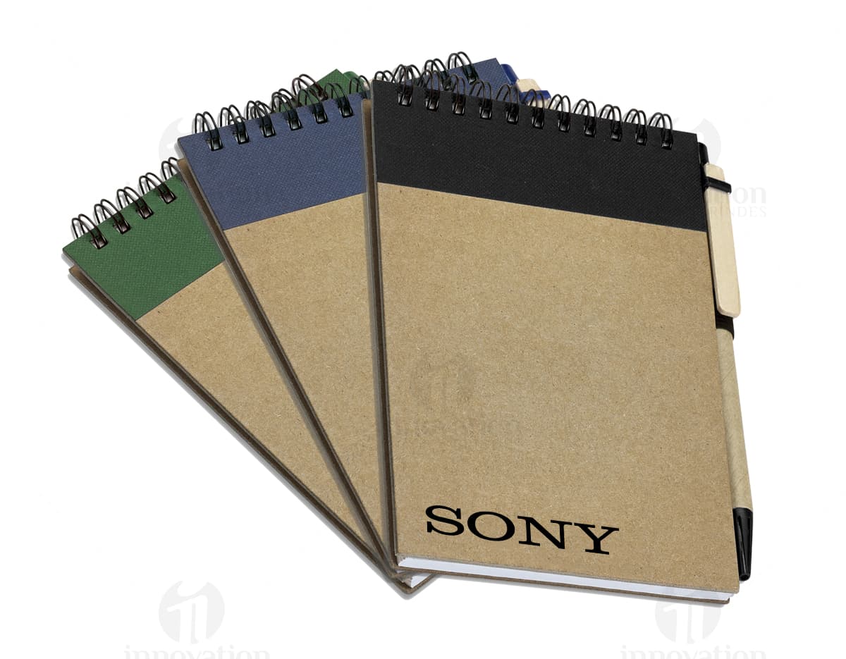 Caderno de anotações com capa dura sintética em destaque. Caderno de anotações com capa dura sintética em destaque.