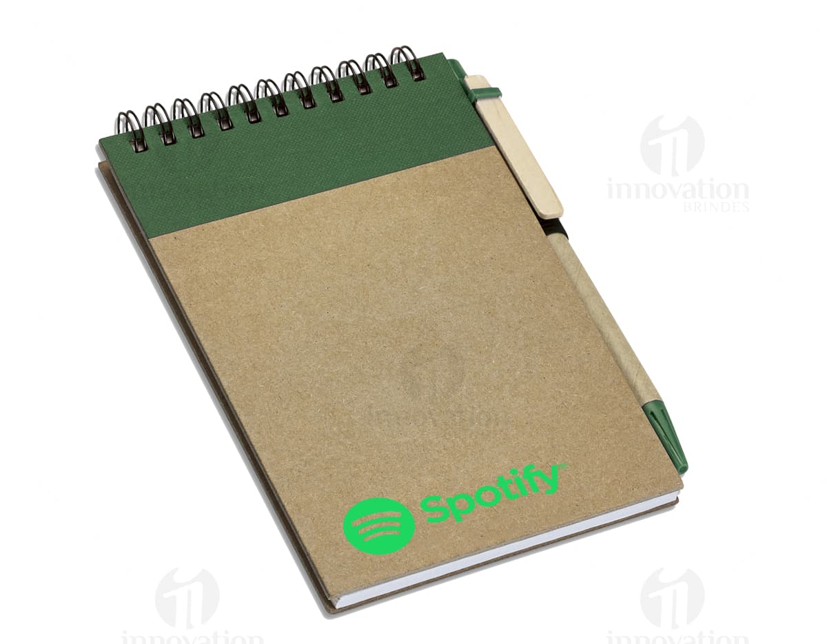 Bloco de anotações reciclado com capa dura, papel em branco, ideal para escrita e organização de notas, mensagens e lembretes. Perfeito para uso em escritórios, escolas e reuniões de negócios. Design 3D, na cor amarela, com textura retro e símbolo de reciclagem na capa. Prático e sustentável para guardar informações importantes. Bloco de anotações reciclado com capa dura, papel em branco, ideal para escrita e organização de notas, mensagens e lembretes. Perfeito para uso em escritórios, escolas e reuniões de negócios. Design 3D, na cor amarela, com textura retro e símbolo de reciclagem na capa. Prático e sustentável para guardar informações importantes.