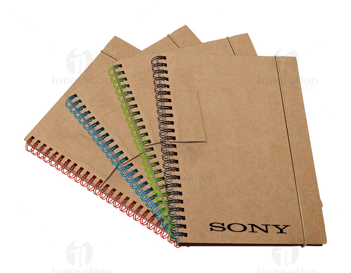 Bloco com capa dura e folhas recicladas. Bloco com capa dura e folhas recicladas.