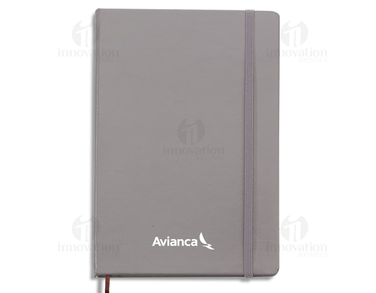 Caderno capa dura sem pauta na cor marfim. Caderno capa dura sem pauta na cor marfim.