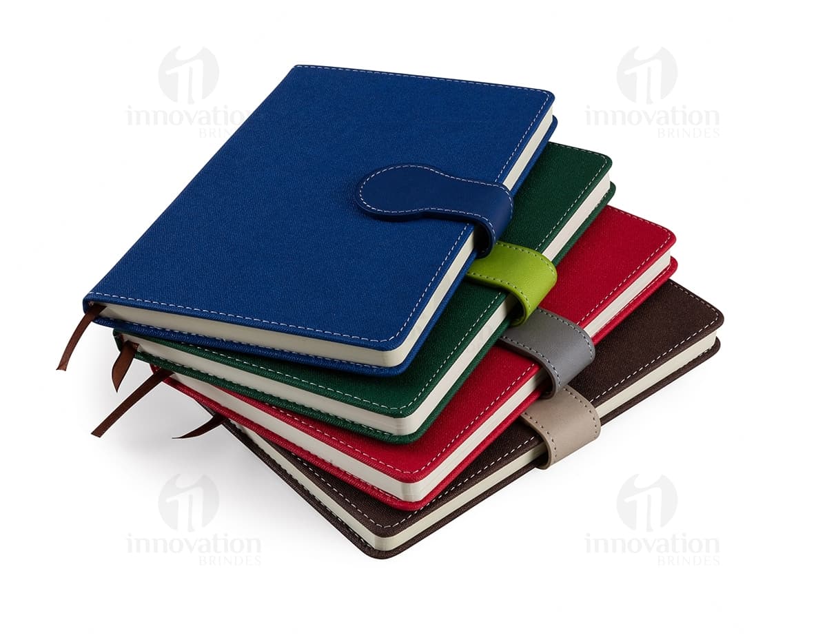 Kit com 6 porta copos em madeira com estampas coloridas e desenhos abstratos. Kit com 6 porta copos em madeira com estampas coloridas e desenhos abstratos.