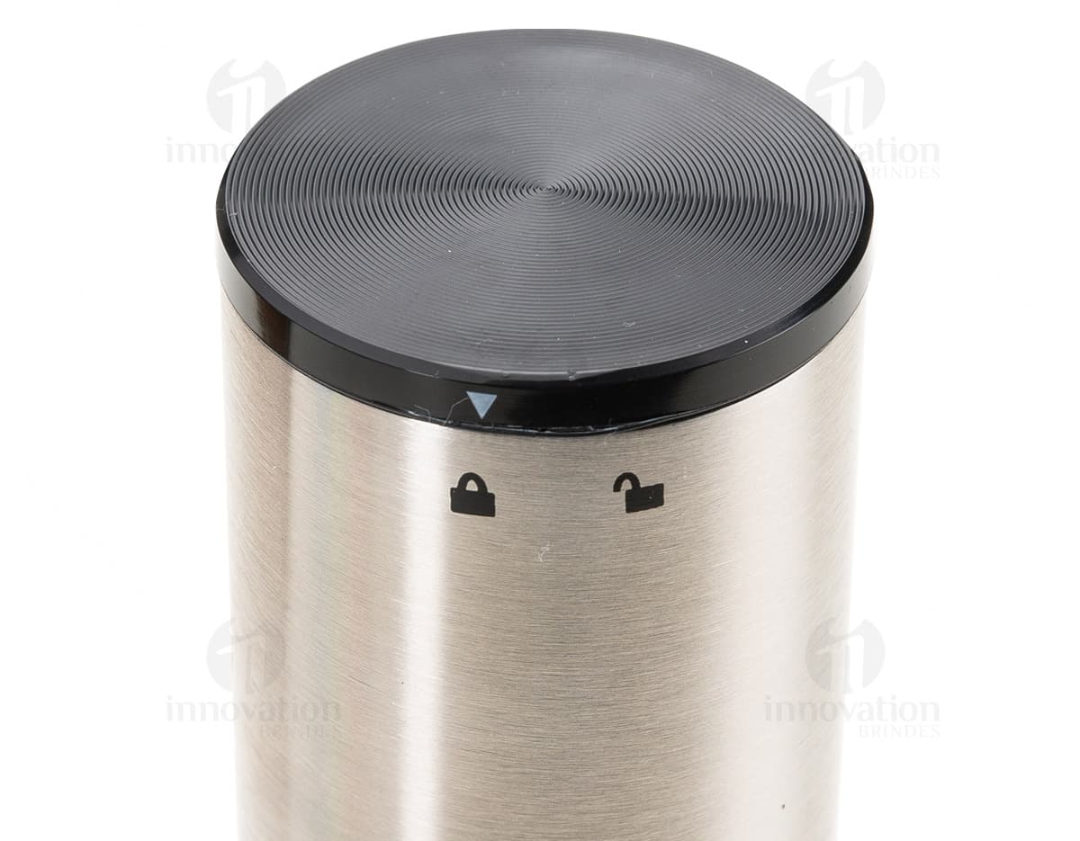 Saca rolhas com abridor de qualidade em metal cromado e design elegante. Saca rolhas com abridor de qualidade em metal cromado e design elegante.