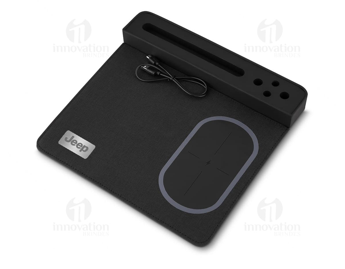 Mouse pad carregador de indução preto com superfície lisa e tecnologia de carregamento sem fio embutida. Mouse pad carregador de indução preto com superfície lisa e tecnologia de carregamento sem fio embutida.