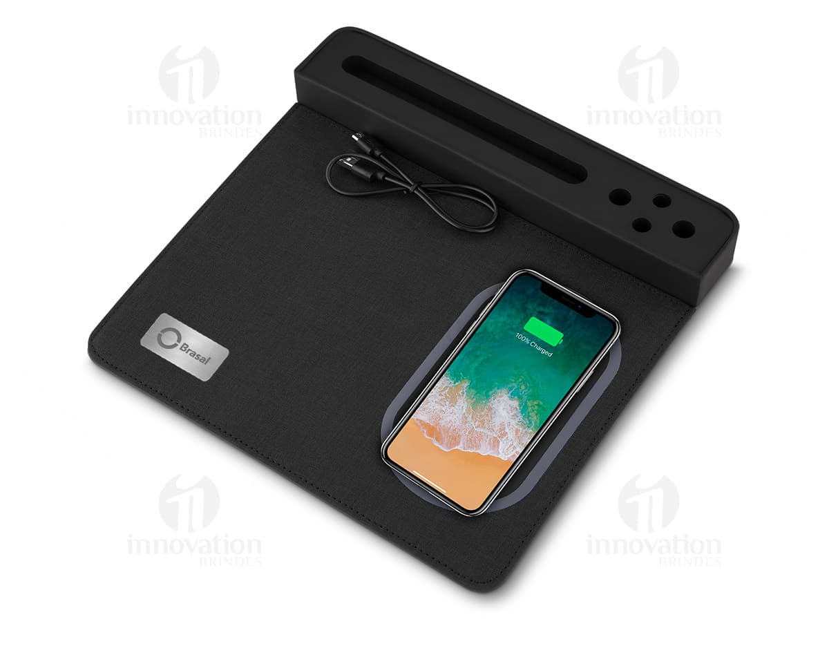 Kit com 6 porta copos em formato redondo, cada um com estampa de flores vibrantes em tons de azul, verde e rosa. Os porta copos possuem bordas douradas. Kit com 6 porta copos em formato redondo, cada um com estampa de flores vibrantes em tons de azul, verde e rosa. Os porta copos possuem bordas douradas.