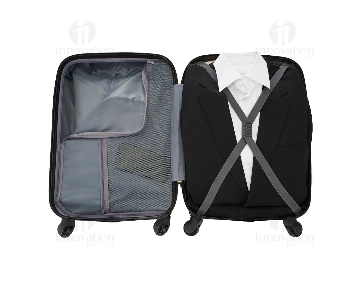 Sacola tipo mochila na cor preta, feita de material resistente, com alças ajustáveis e compartimento principal espaçoso. Sacola tipo mochila na cor preta, feita de material resistente, com alças ajustáveis e compartimento principal espaçoso.