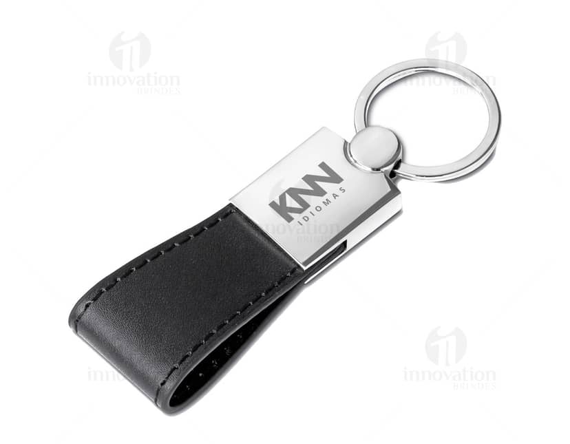 Chaveiro de Metal com Alça em Couro em fundo branco.