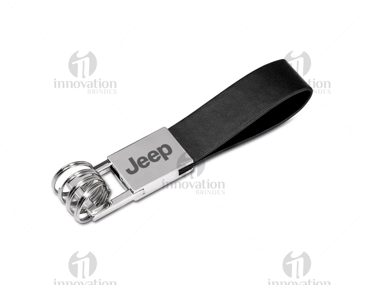Seis porta-copos de modelo variado, feitos em diferentes materiais como madeira e cerâmica, dispostos em uma mesa de vidro. Seis porta-copos de modelo variado, feitos em diferentes materiais como madeira e cerâmica, dispostos em uma mesa de vidro.