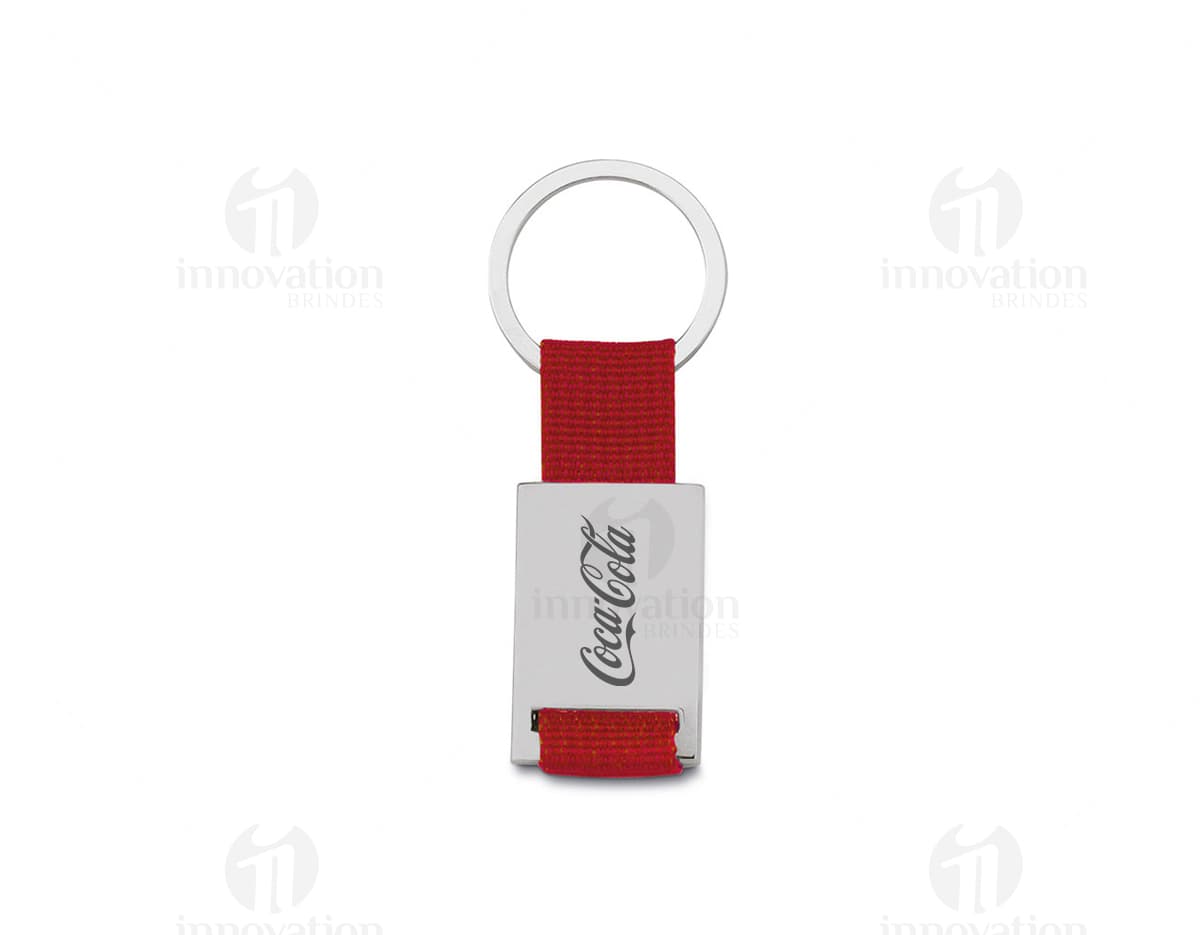 Chaveiro de metal com detalhes em nylon em destaque. Chaveiro de metal com detalhes em nylon em destaque.